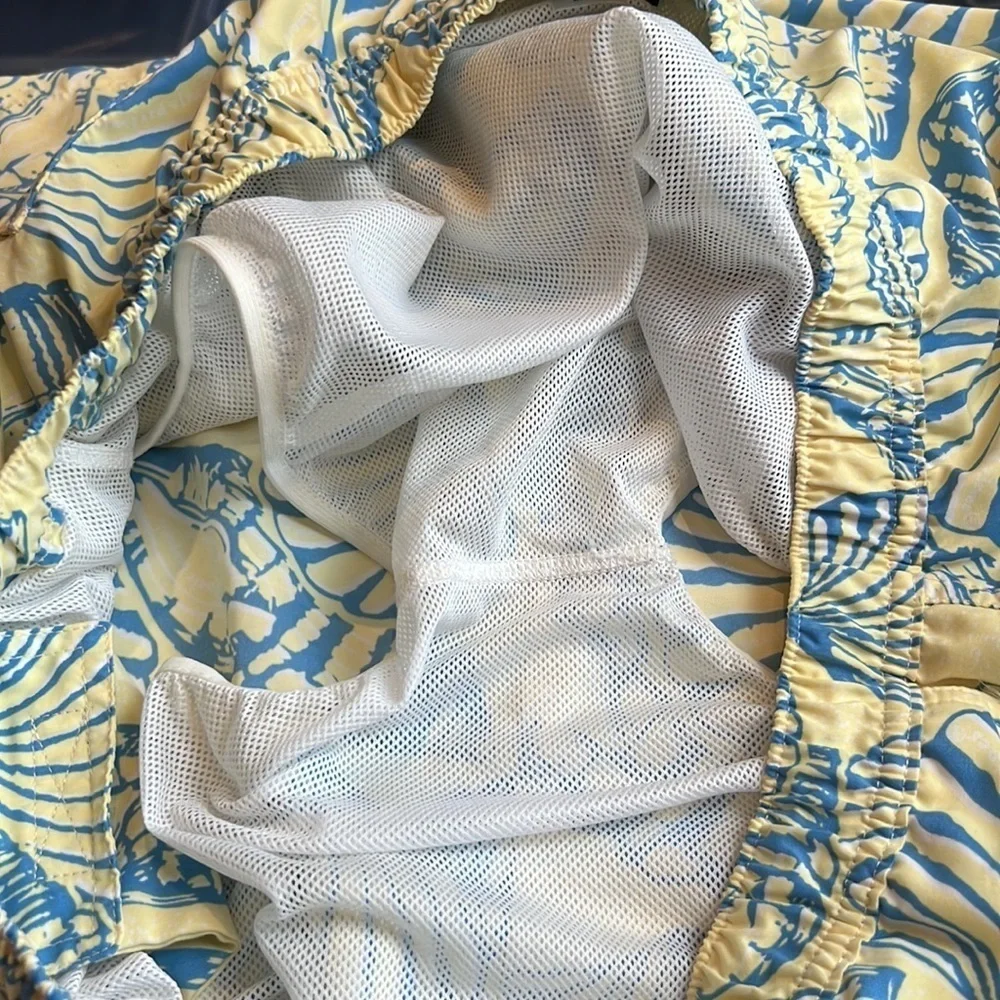 Vineyard Vines yellow, and blue seashell Trunks SZ XL